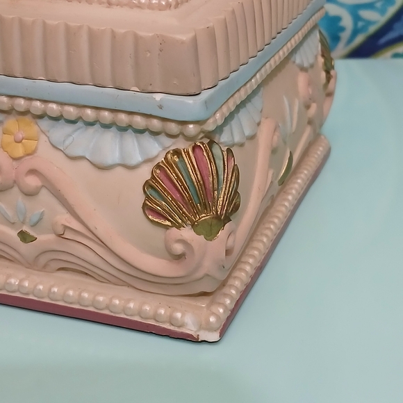 Vintage Sculpted Resin Jewelry Box With Cherub Design - Picture 14 of 14